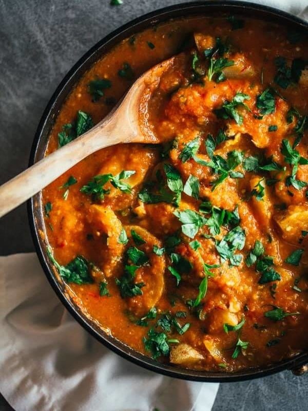 One Pot Spanish Chicken and Potatoes with a simple, fragrant tomato and garlic sauce. 360 calories.